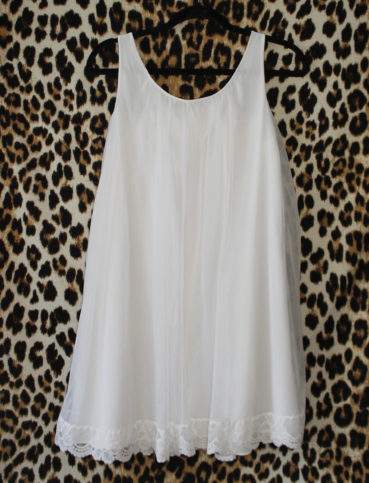 VINTAGE WHITE NIGHTGOWN
