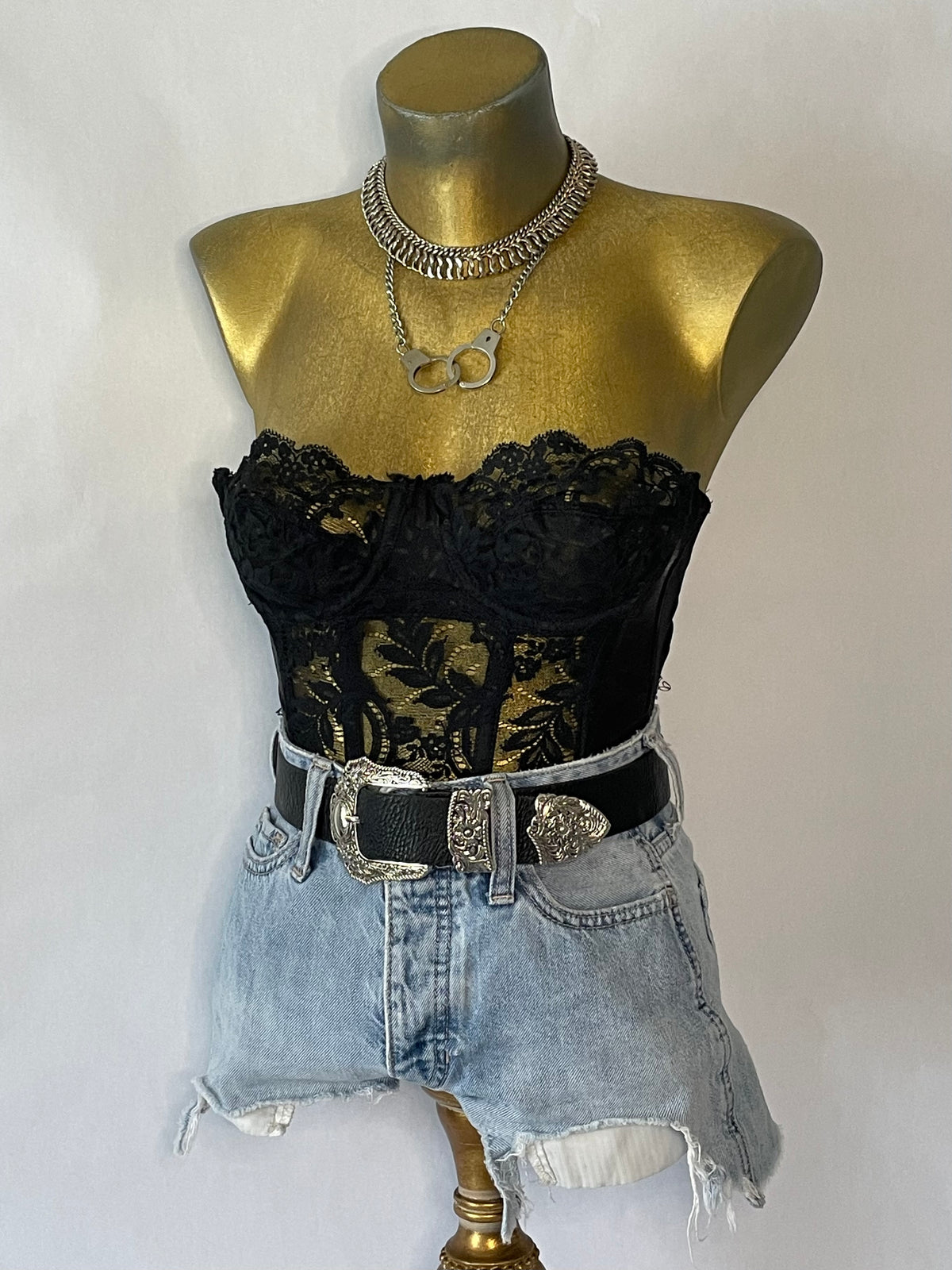 VINTAGE STRAPLESS BLACK LACE BUSTIER