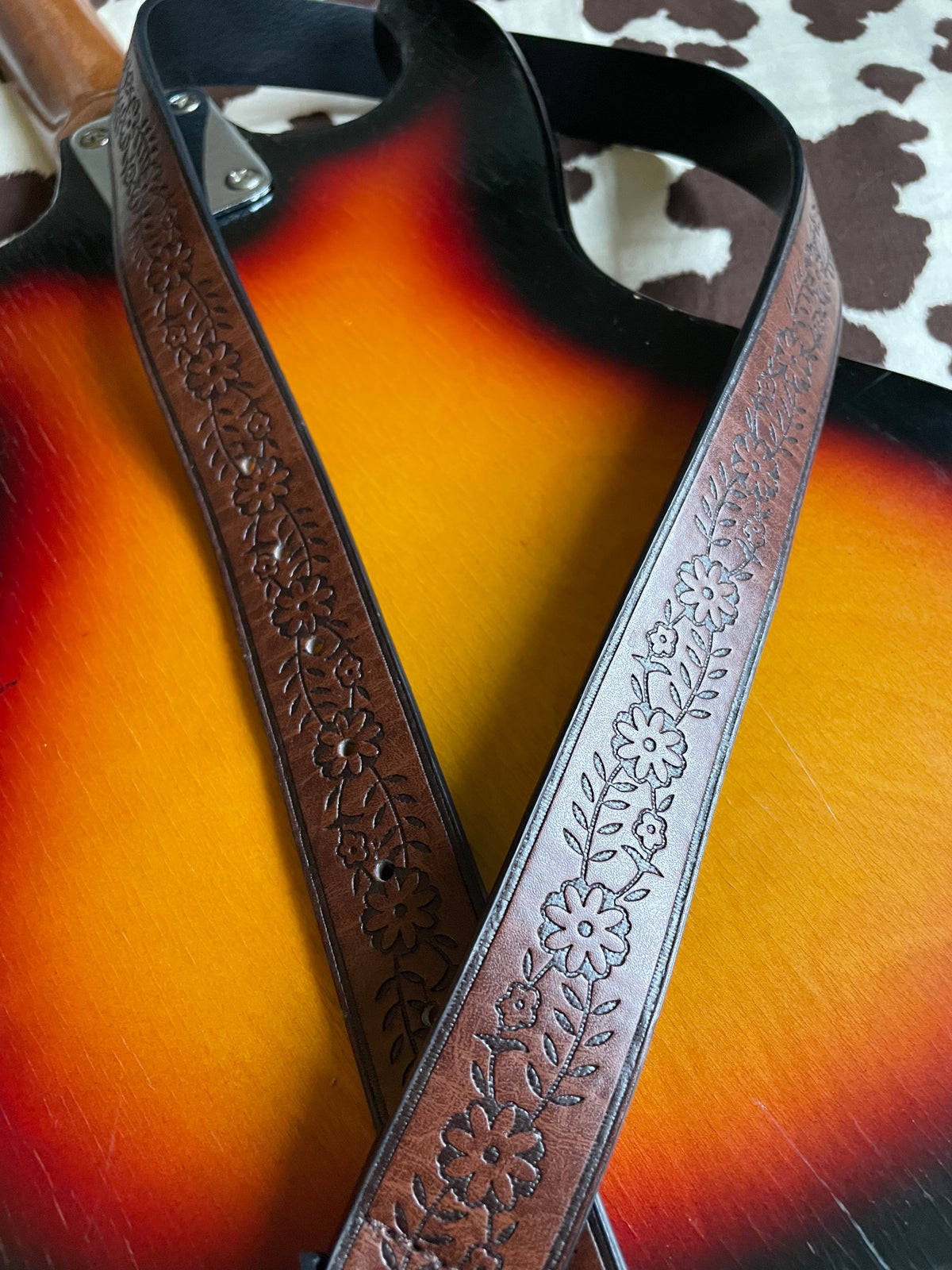 EMBOSSED FLOWER BELT