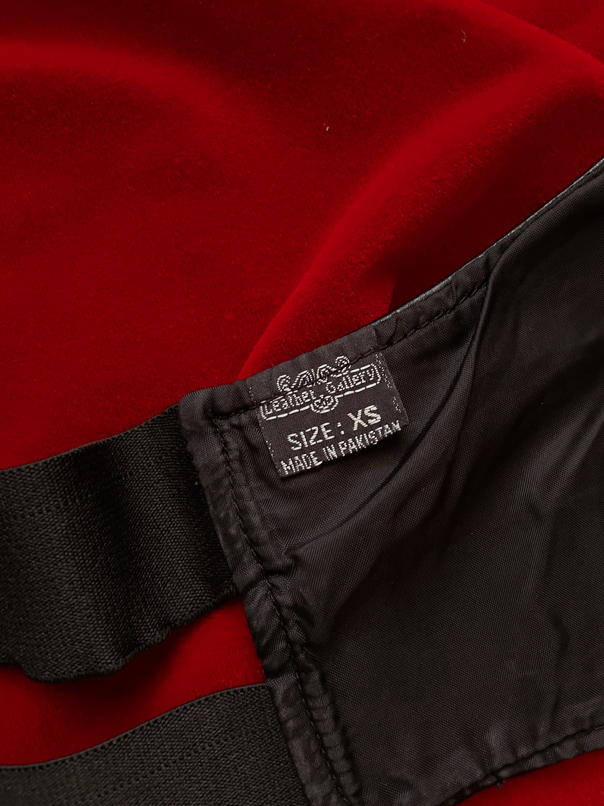 VINTAGE BLACK LEATHER HALTER