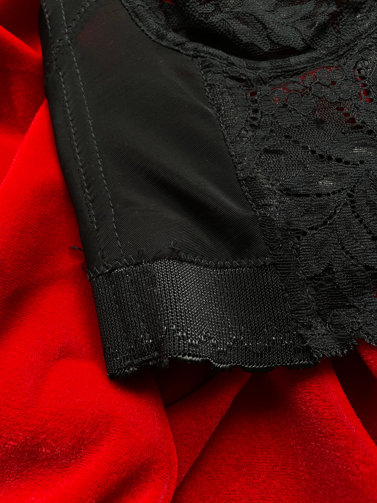 VINTAGE STRAPLESS BLACK LACE BUSTIER