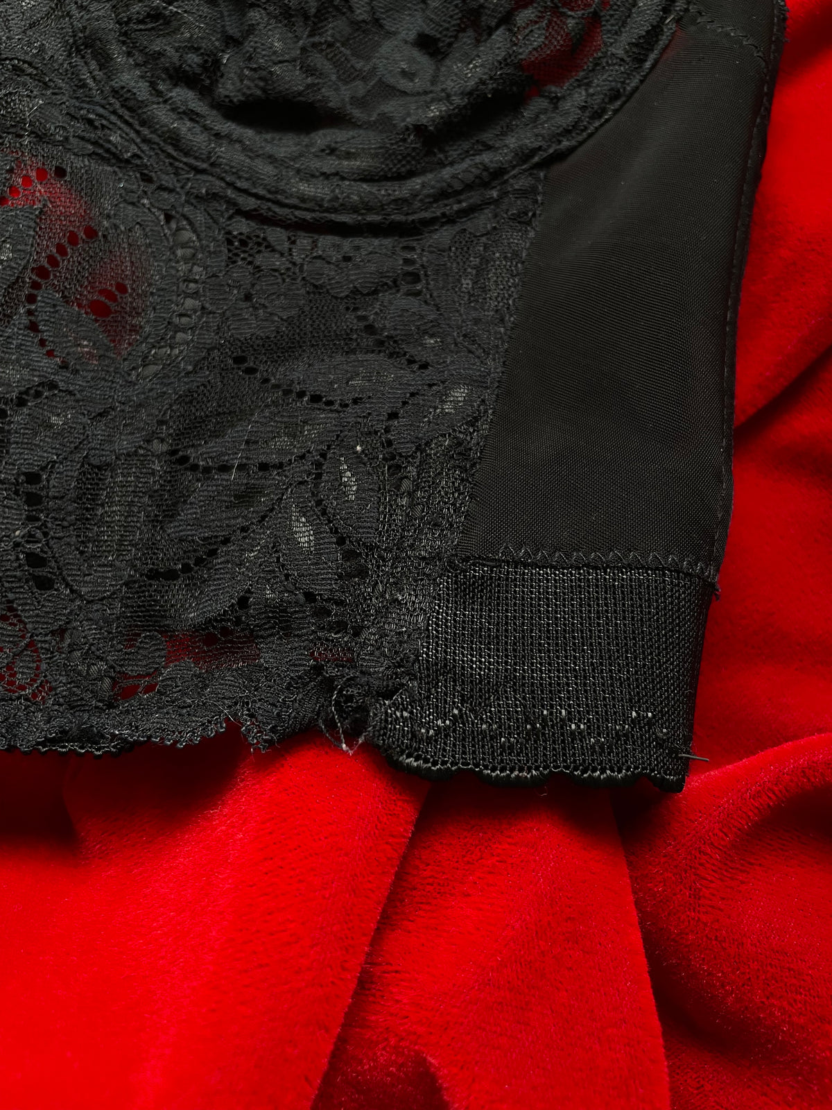 VINTAGE STRAPLESS BLACK LACE BUSTIER