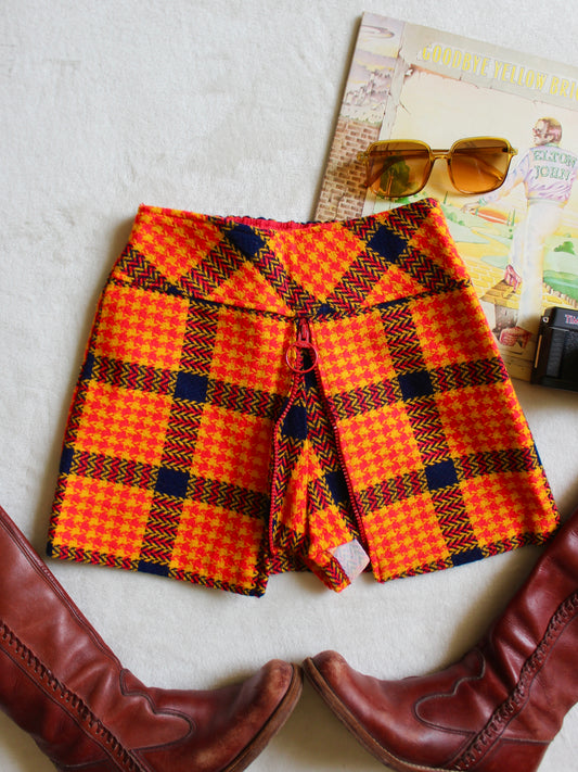 VINTAGE 1970s HOUNDSTOOTH SKORT