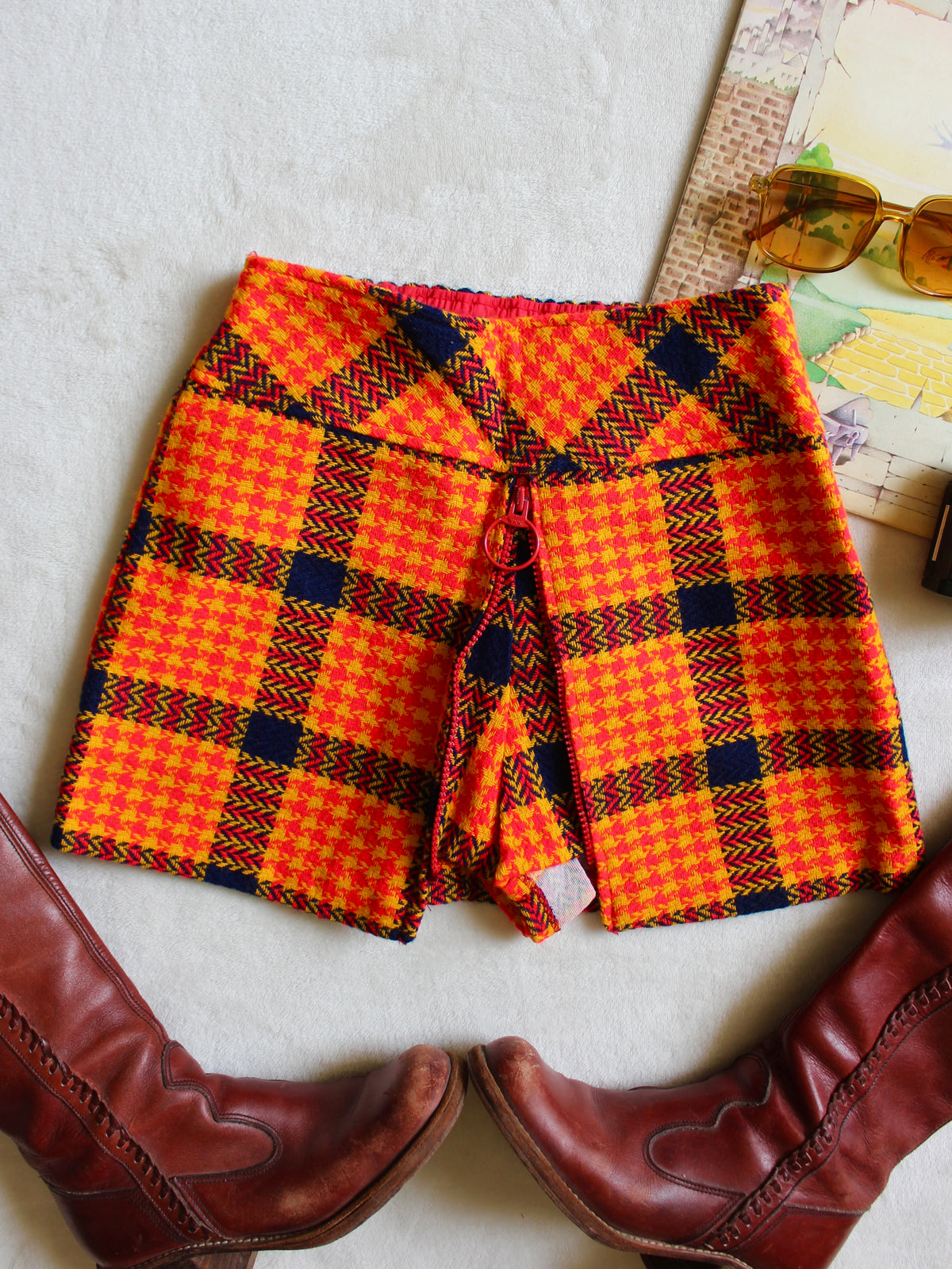 VINTAGE 1970s HOUNDSTOOTH SKORT